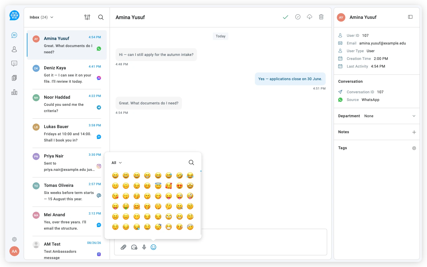 محرر الوكيل في Chat Board مع منتقي الرموز التعبيرية مفتوحًا